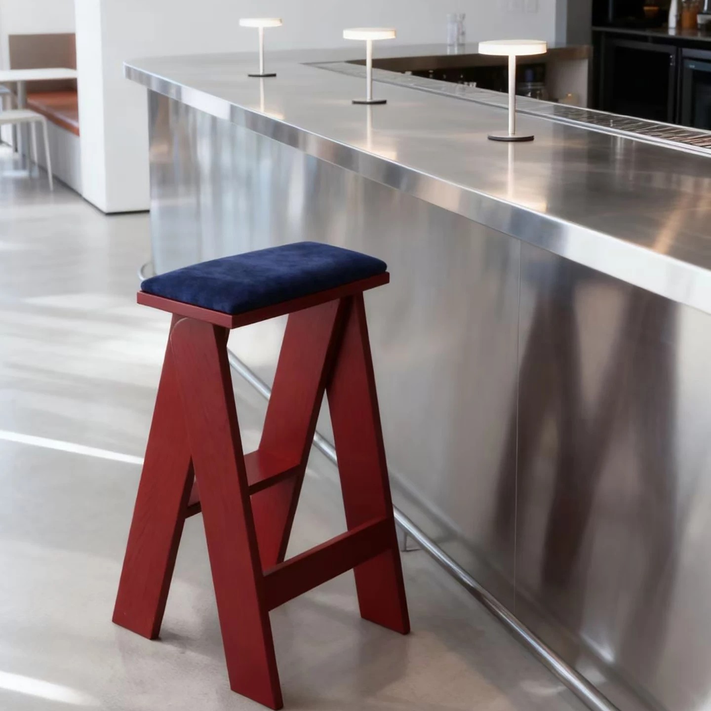 オリジナルモダン折りたたみ式無垢材バースツール、ソフトパッド - Home Bar Stools のレビューと価格